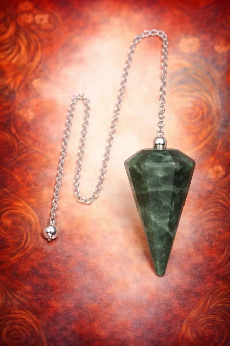 Péndulo facetado de jade verde